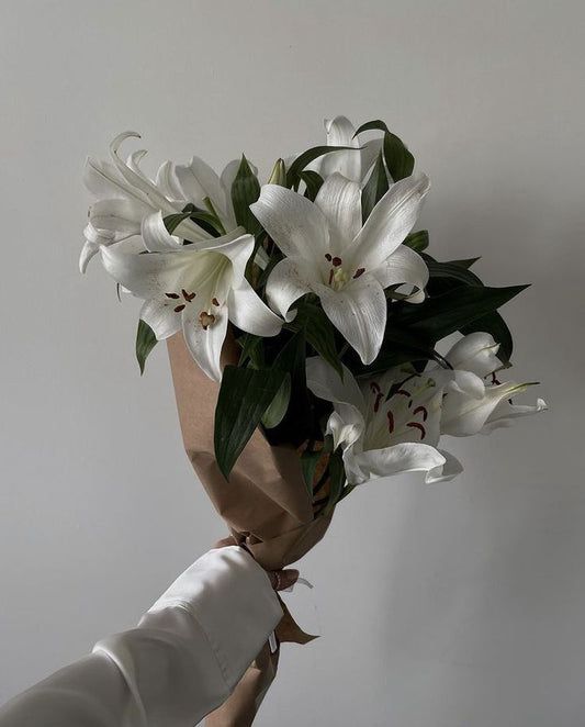 White Lily Bouquet – Classic Beauty in Natural Hues